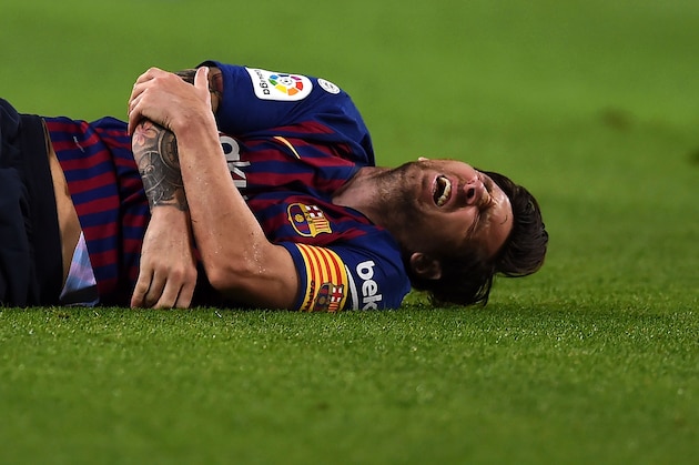 BARCELONA, SPAIN - OCTOBER 20: ionel Messi of FC Barcelona lies on the floor in pain after appearing to pick up an injury during the La Liga match between FC Barcelona and Sevilla FC at Camp Nou on October 20, 2018 in Barcelona, Spain. (Photo by Alex Caparros/Getty Images) BARCELONA, SPAIN - OCTOBER 20: ionel Messi of FC Barcelona lies on the floor in pain after appearing to pick up an injury during the La Liga match between FC Barcelona and Sevilla FC at Camp Nou on October 20, 2018 in Barcelona, Spain. (Photo by Alex Caparros/Getty Images)