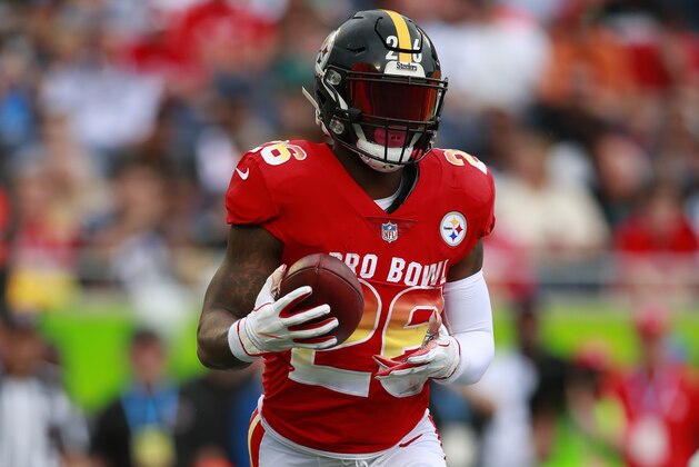 Pittsburgh Steelers running back Le'Veon Bell (26) runs the ball during the NFL Pro Bowl football game Sunday, Jan. 28, 2018, in Orlando, Fla. The AFC won 24-23. (Jeff Haynes/AP Images for Panini)
