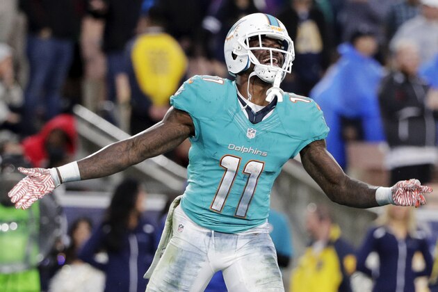 DeVante Parker, receptor de los Dolphins de Miami, celebra luego de conseguir el touchdown de la victoria sobre los Rams de Los Ángeles, el domingo 20 de noviembre de 2016 (AP Foto/Jae C. Hong)