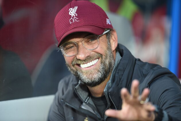 Liverpool's German manager Jurgen Klopp smiles as he awaits kick off in the English Premier League football match between Huddersfield Town and Liverpool at the John Smith's stadium in Huddersfield, northern England on October 20, 2018. (Photo by Oli SCARFF / AFP) / RESTRICTED TO EDITORIAL USE. No use with unauthorized audio, video, data, fixture lists, club/league logos or 'live' services. Online in-match use limited to 120 images. An additional 40 images may be used in extra time. No video emulation. Social media in-match use limited to 120 images. An additional 40 images may be used in extra time. No use in betting publications, games or single club/league/player publications. /         (Photo credit should read OLI SCARFF/AFP/Getty Images)