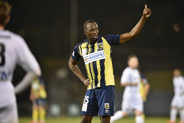 TOPSHOT - Olympic sprinter Usain Bolt (C) acknowledges the crowd as he celebrates scoring his second goal for A-League football club Central Coast Mariners in his first competitive start for the club against Macarthur South West United in Sydney on October 12, 2018. (Photo by PETER PARKS / AFP) / -- IMAGE RESTRICTED TO EDITORIAL USE - STRICTLY NO COMMERCIAL USE --        (Photo credit should read PETER PARKS/AFP/Getty Images)