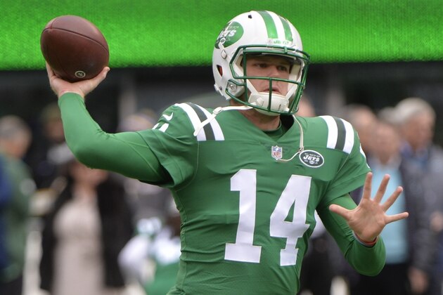 New York Jets quarterback Sam Darnold (14) warms up before an NFL football game against the Minnesota Vikings Sunday, Oct. 21, 2018, in East Rutherford, N.J. (AP Photo/Howard Simmons)