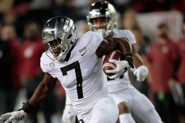 PULLMAN, WA - OCTOBER 20:  Ugochukwu Amadi #7 of the Oregon Ducks carries the ball against the Washington State Cougars in the second half at Martin Stadium on October 20, 2018 in Pullman, Washington.  Washington State defeated Oregon 34-20.  (Photo by William Mancebo/Getty Images)