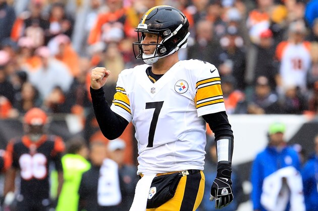CINCINNATI, OH - OCTOBER 14:  Ben Roethlisberger #7 of the Pittsburgh Steelers celebrates after James Conner scores a touchdown during the second quarter of the game against the Cincinnati Bengals at Paul Brown Stadium on October 14, 2018 in Cincinnati, Ohio. (Photo by Andy Lyons/Getty Images)