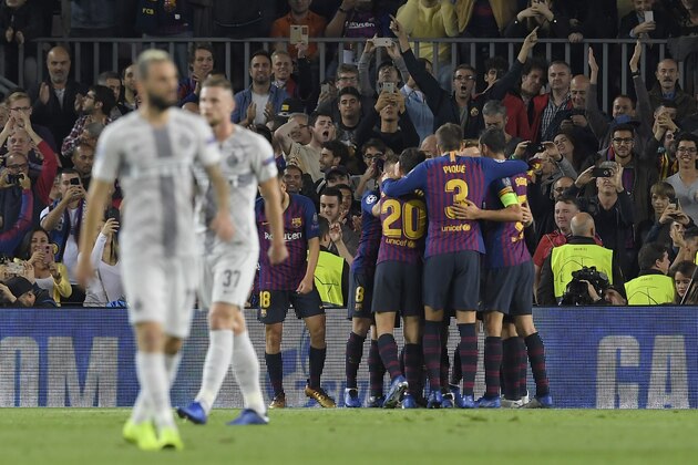 Barcelona's players celebrate after Brazilian midfielder Rafinha scored during the UEFA Champions League group B match Barcelona against Inter Milan at the Camp Nou stadium in Barcelona on October 24, 2018. (Photo by LLUIS GENE / AFP)        (Photo credit should read LLUIS GENE/AFP/Getty Images)