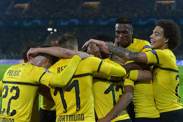 DORTMUND, GERMANY - OCTOBER 24: Raphael Guerreiro of Borussia Dortmund celebrates after scoring his team`s second goal with team mates during the UEFA Champions League Group A match between Borussia Dortmund and Club Atletico de Madrid at Signal Iduna Park on October 24, 2018 in Dortmund, Germany. (Photo by TF-Images/Getty Images)