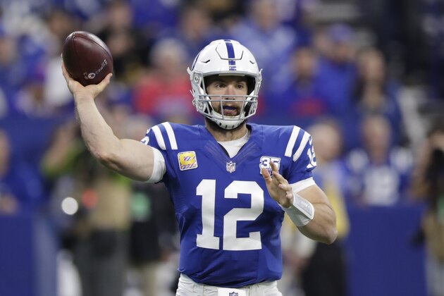 Andrew Luck, de los Colts de Indianápolis, lanza un pase ante los Bills de Buffalo, durante la primera mitad del encuentro del domingo 21 de octubre de 2018 (AP Foto/Michael Conroy)