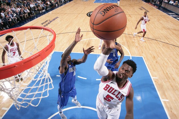 DALLAS, TX - OCTOBER 22: Bobby Portis #5 of the Chicago Bulls shoots the ball against the Dallas Mavericks during a game on October 22, 2018 at American Airlines Center in Dallas, Texas. NOTE TO USER: User expressly acknowledges and agrees that, by downloading and/or using this Photograph, user is consenting to the terms and conditions of the Getty Images License Agreement. Mandatory Copyright Notice: Copyright 2018 NBAE (Photo by Glenn James/NBAE via Getty Images)