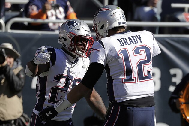 El running back de los Patriots de Nueva Inglaterra James White celebra un touchdown con el quarterback Tom Brady durante la primera mitad del juego ante los Bears de Chicago el domingo 21 de octubre de 2018 en Chicago. (AP Foto/Nam Y. Huh)