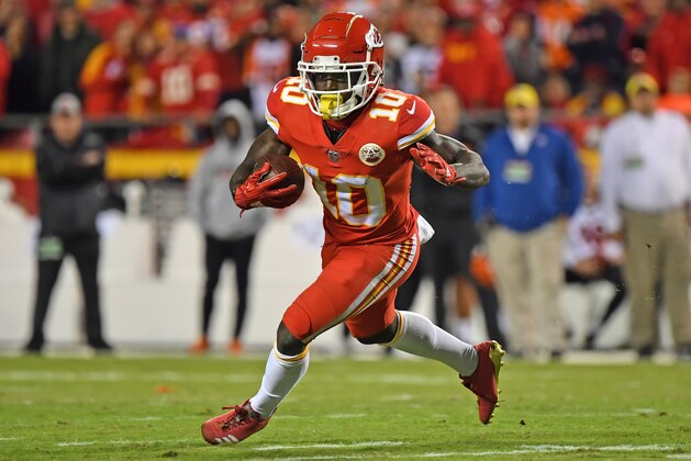 KANSAS CITY, MO - OCTOBER 21:  Wide receiver Tyreek Hill #10 of the Kansas City Chiefs rushes down field after catching a pass during the first half against the Cincinnati Bengals on October 21, 2018 at Arrowhead Stadium in Kansas City, Missouri.  (Photo by Peter G. Aiken/Getty Images)