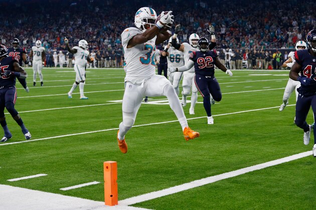 HOUSTON, TX - OCTOBER 25:  Kenyan Drake #32 of the Miami Dolphins rushes for a touchdown against the Houston Texans in the first quarter at NRG Stadium on October 25, 2018 in Houston, Texas.  (Photo by Bob Levey/Getty Images)