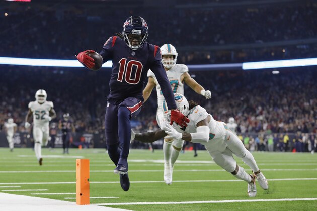 HOUSTON, TX - OCTOBER 25:  DeAndre Hopkins #10 of the Houston Texans catches a pass and runs for a touchdown in the fourth quarter defended by Bobby McCain #28 of the Miami Dolphins at NRG Stadium on October 25, 2018 in Houston, Texas.  (Photo by Tim Warner/Getty Images)