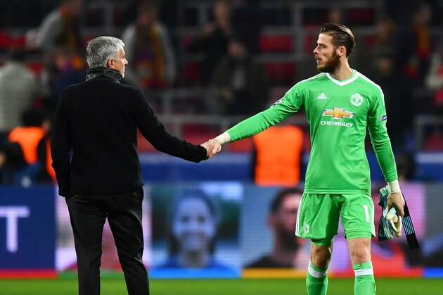 MOSCOW, RUSSIA - SEPTEMBER 27: Jose Mourinho, Manager of Manchester United shakes hands with David De Gea of Manchester United after the UEFA Champions League group A match between CSKA Moskva and Manchester United at WEB Arena on September 27, 2017 in Moscow, Russia.  (Photo by Dan Mullan/Getty Images)
