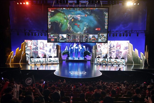 BUSAN, SOUTH KOREA - OCTOBER 21:  Team Fnatic vs Edward Gaming play during the quaterfinal match of 2018 The League of Legends World Chmpionship at Bexco Auditorium on October 21, 2018 in Busan, South Korea.  (Photo by Woohae Cho/Getty Images)