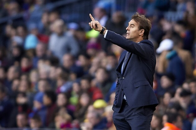 BARCELONA, SPAIN - OCTOBER 28:  Julen Lopetegui, Manager of Real Madrid gives instructions during the La Liga match between FC Barcelona and Real Madrid CF at Camp Nou on October 28, 2018 in Barcelona, Spain.  (Photo by Quality Sport Images/Getty Images )