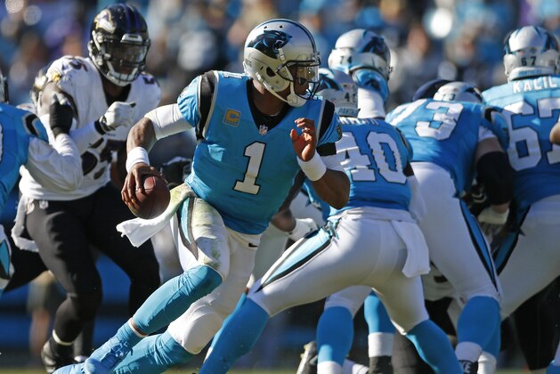 Cam Newton, de los Panthers de Carolina, conduce el balón en el encuentro ante los Ravens de Baltimore, el domingo 28 de octubre de 2018 (AP Foto/Nell Redmond)