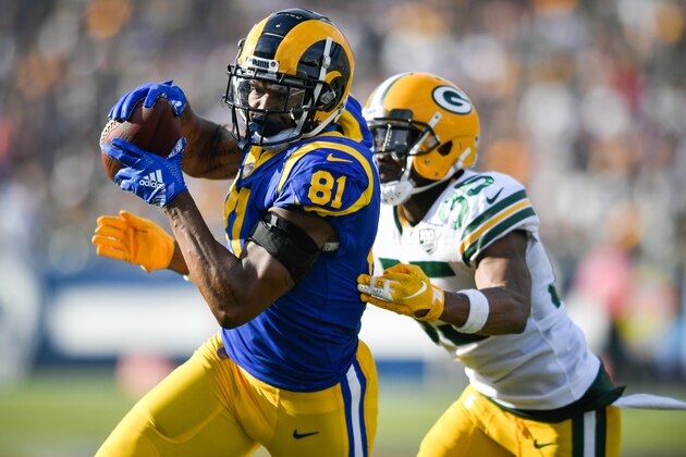 LOS ANGELES, CA - OCTOBER 28: Tight end Gerald Everett #81 of the Los Angeles Rams runs with the ball in front of defensive back Jermaine Whitehead #35 of the Green Bay Packers at Los Angeles Memorial Coliseum on October 28, 2018 in Los Angeles, California. (Photo by John McCoy/Getty Images)