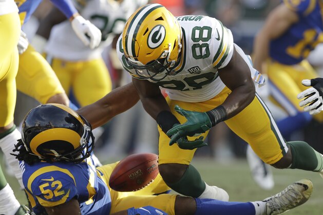 Ty Montgomery, corredor de los Packers de Green Bay, suelta un balón, recuperado por RAmik Wilson, de los Rams de Los Ángeles, en el partido del domingo 28 de octubre de 2018  (AP Foto/Marcio José Sánchez)