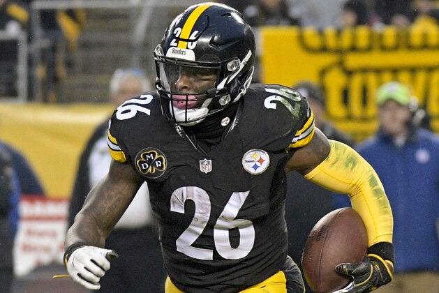 Pittsburgh Steelers running back Le'Veon Bell (26) runs the ball against the New England Patriots during the first half of an NFL football game in Pittsburgh, Sunday, Dec. 17, 2017. (AP Photo/Don Wright)