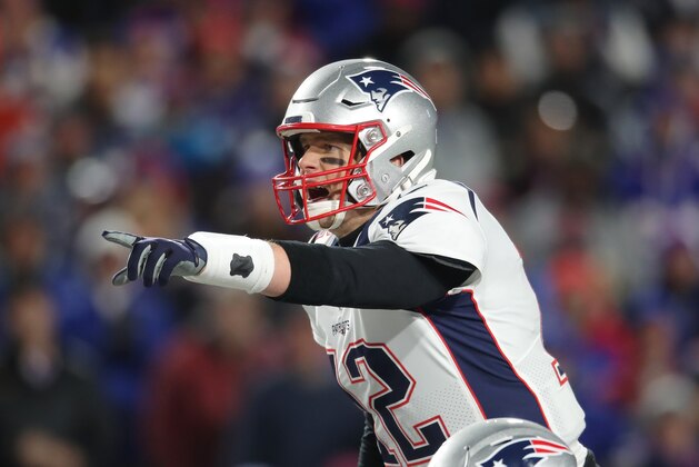 BUFFALO, NY - OCTOBER 29: Tom Brady #12 of the New England Patriots calls an audible during NFL game action against the Buffalo Bills at New Era Field on October 29, 2018 in Buffalo, New York. (Photo by Tom Szczerbowski/Getty Images)