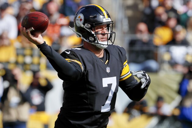El quarterback de los Steelers de Pittsburgh Ben Roethlisberger (7) lanza durante el primer cuarto del partido contra los Browns de Cleveland, el domingo 28 de octubre de 2018, en Pittsburgh. (AP Foto/Gene J. Puskar)