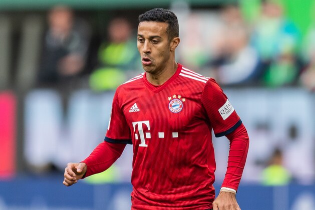 WOLFSBURG, GERMANY - OCTOBER 20: Thiago Alcantara of FC Bayern Muenchen runs with the ball during the Bundesliga match between VfL Wolfsburg and FC Bayern Muenchen at Volkswagen Arena on October 20, 2018 in Wolfsburg, Germany. (Photo by Boris Streubel/Getty Images)