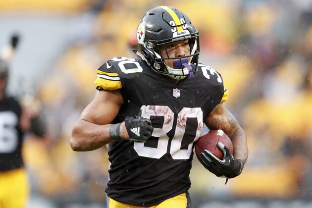 Pittsburgh Steelers running back James Conner (30) breaks away from the Cleveland Browns defense for a touchdown in the second half of an NFL football game, Sunday, Oct. 28, 2018, in Pittsburgh. (AP Photo/Don Wright)