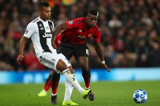 MANCHESTER, ENGLAND - OCTOBER 23:  Paul Pogba of Manchester United competes with Alex Sandro of Juventus during the Group H match of the UEFA Champions League between Manchester United and Juventus at Old Trafford on October 23, 2018 in Manchester, United Kingdom. (Photo by Robbie Jay Barratt - AMA/Getty Images)