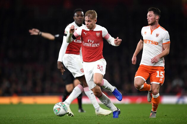 LONDON, ENGLAND - OCTOBER 31:  Emile Smith-Rowe of Arsenal is challenged by Jordan Thompson of Blackpool during the Carabao Cup Fourth Round match between Arsenal and Blackpool at Emirates Stadium on October 31, 2018 in London, England.  (Photo by Shaun Botterill/Getty Images)