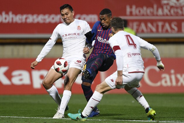 LEON, SPAIN - OCTOBER 31: Aridane Cabrera (L) and Ivan Gonzalez of Cultural Leonesa compete for the ball with Malcom of FC Barcelona during the Spanish Copa del Rey match between Cultural Leonesa and FC Barcelona at Estadio Reino de Leon on October 31, 2018 in Leon, Spain. (Photo by Octavio Passos/Getty Images)