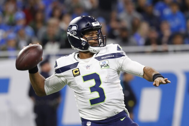 El quarterback de los Seahawks de Seattle Russell Wilson se prepara para lanzar durante la primera mitad del juego contra los Lions de Detroit, el domingo 28 de octubre de 2018, en Detroit. (AP Foto/Paul Sancya)