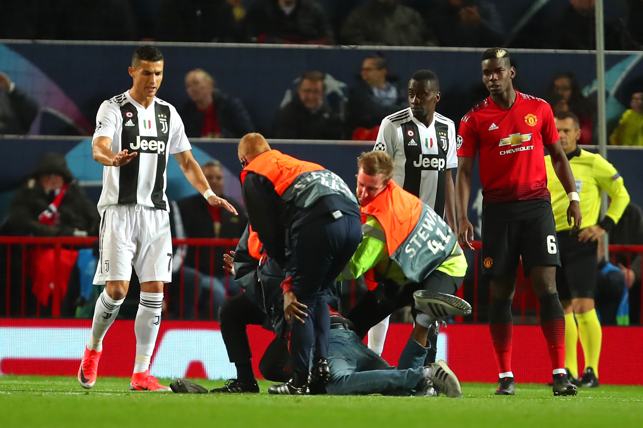 MANCHESTER, ENGLAND - OCTOBER 23: Cristiano Ronaldo of Juventus reacts to a pitch invader during the Group H match of the UEFA Champions League between Manchester United and Juventus at Old Trafford on October 23, 2018 in Manchester, United Kingdom. (Photo by Robbie Jay Barratt - AMA/Getty Images) MANCHESTER, ENGLAND - OCTOBER 23: Cristiano Ronaldo of Juventus reacts to a pitch invader during the Group H match of the UEFA Champions League between Manchester United and Juventus at Old Trafford on October 23, 2018 in Manchester, United Kingdom. (Photo by Robbie Jay Barratt - AMA/Getty Images)