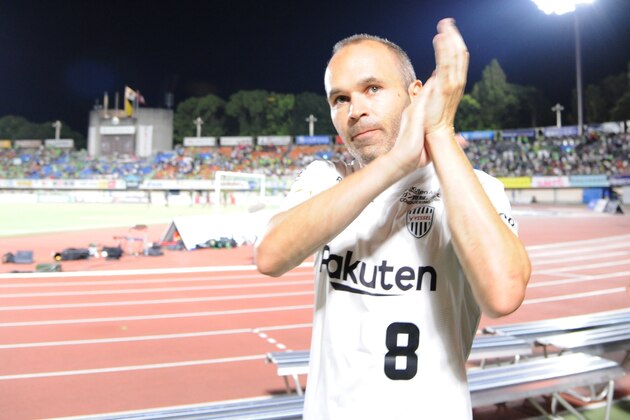HIRATSUKA, JAPAN - AUGUST 19:  (EDITORIAL USE ONLY) Andres Iniesta of Vissel Kobe looks on after the J.League J1 match between Shonan Bellmare and Vissel Kobe at Shonan BMW Stadium Hiratsuka on August 19, 2018 in Hiratsuka, Kanagawa, Japan.  (Photo by Hiroki Watanabe/Getty Images)