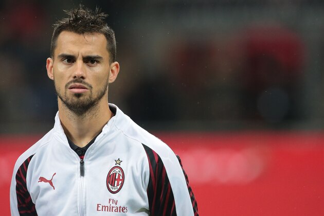 MILAN, ITALY - OCTOBER 31:  Fernandez Suso of AC Milan looks on prior to the serie A match between AC Milan and Genoa CFC at Stadio Giuseppe Meazza on October 31, 2018 in Milan, Italy.  (Photo by Emilio Andreoli/Getty Images)
