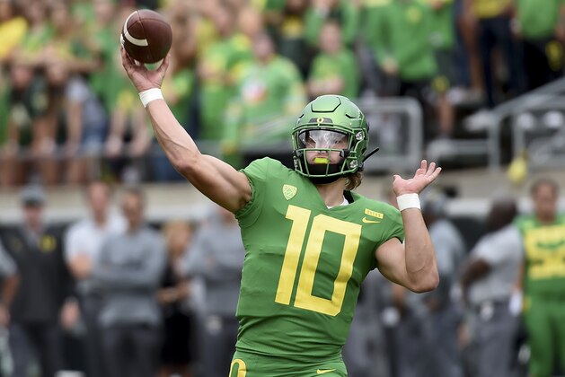 EUGENE, OR - SEPTEMBER 08:  Quarterback Justin Herbert #10 of the Oregon Ducks throws a touchdown pass during the first quarter of the game against the Portland State Vikings at Autzen Stadium on September 8, 2018 in Eugene, Oregon.  (Photo by Steve Dykes/Getty Images)