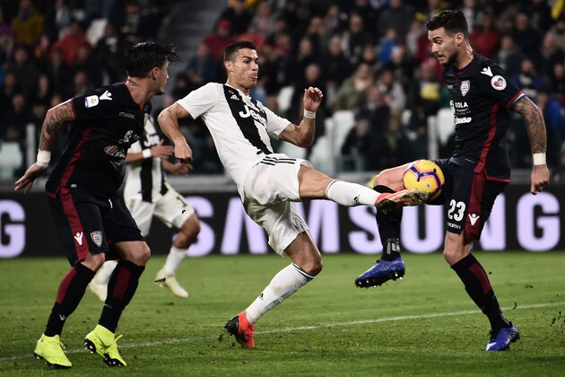 Juventus' Portuguese forward Cristiano Ronaldo (C) fights for the ball with Cagliari's defender Luca Ceppitelli from Italy during the Italian Serie A football match Juventus vs Cagliari on November 3, 2018 at the 'Allianz Stadium' in Turin. (Photo by MARCO BERTORELLO / AFP)        (Photo credit should read MARCO BERTORELLO/AFP/Getty Images)