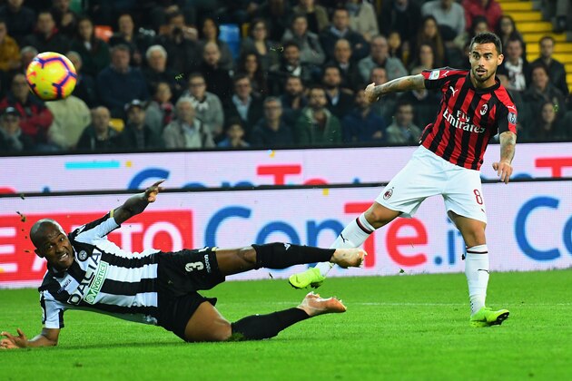 UDINE, ITALY - NOVEMBER 04: Jesus Fernandez Suso of AC Milan competes for the ball with Gaetano De Souza Santos Samir of Udinese Calcio during the Serie A match between Udinese and AC Milan at Stadio Friuli on November 4, 2018 in Udine, Italy.  (Photo by Alessandro Sabattini/Getty Images)