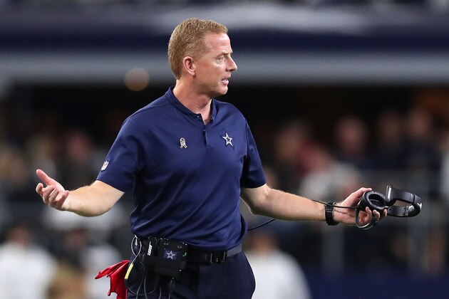 ARLINGTON, TX - NOVEMBER 05:  Head coach Jason Garrett of the Dallas Cowboys gestures in the fourth quarter of a game against the Tennessee Titans at AT&T Stadium on November 5, 2018 in Arlington, Texas.  (Photo by Tom Pennington/Getty Images)