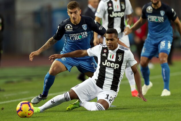 EMPOLI, ITALY - OCTOBER 27: Giovani Di Lorenzo of Empoli Fc in actionagainst Alex Sandro of Juventus during the Serie A match between Empoli and Juventus at Stadio Carlo Castellani on October 27, 2018 in Empoli, Italy.  (Photo by Gabriele Maltinti/Getty Images)