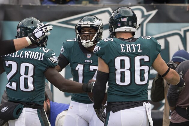 PHILADELPHIA, PA - OCTOBER 21: Wendell Smallwood #28, Alshon Jeffery #17, and Zach Ertz #86 of the Philadelphia Eagles celebrate against the Carolina Panthers at Lincoln Financial Field on October 21, 2018 in Philadelphia, Pennsylvania. (Photo by Mitchell Leff/Getty Images)