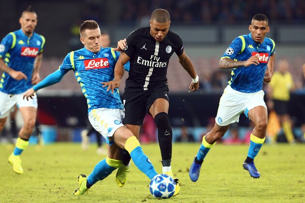 Piotr Napoli's Polish midfielder Piotr Zielinski (L) vies with Paris Saint-Germain's French forward Kylian Mbappe during the European Champions League football match Napoli vs Paris Saint-Germain (PSG) on November 6, 2018 at San Paolo stadium in Naples. (Photo by Carlo Hermann / AFP)        (Photo credit should read CARLO HERMANN/AFP/Getty Images)