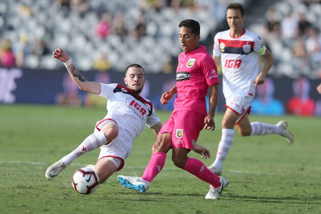 GOSFORD, AUSTRALIA - NOVEMBER 04:  Tom Hiariej of the Mariners contests the ball with Apostolos Stamatelopoulos of Adelaide during the round three A-League match between the Central Coast Mariners and Adelaide United at Central Coast Stadium on November 4, 2018 in Gosford, Australia.  (Photo by Tony Feder/Getty Images)