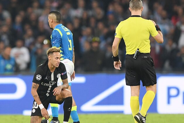 NAPLES, ITALY - NOVEMBER 06: Neymar of Paris Saint-Germain talks to referee Bjorn Kuipers during the Group C match of the UEFA Champions League between SSC Napoli and Paris Saint-Germain at Stadio San Paolo on November 6, 2018 in Naples, Italy.  (Photo by Francesco Pecoraro/Getty Images)