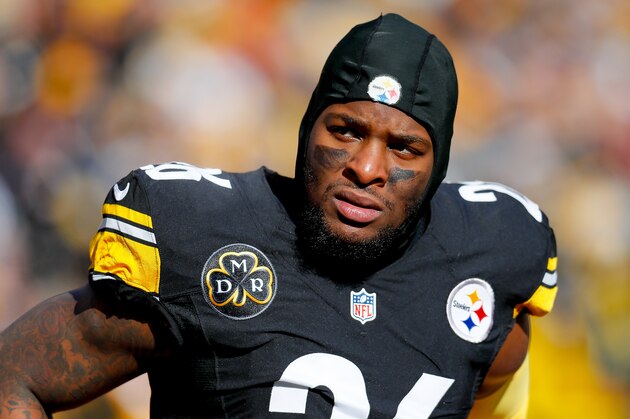PITTSBURGH, PA - JANUARY 14:  Le'Veon Bell #26 of the Pittsburgh Steelers looks on against the Jacksonville Jaguars during the first half of the AFC Divisional Playoff game at Heinz Field on January 14, 2018 in Pittsburgh, Pennsylvania.  (Photo by Kevin C. Cox/Getty Images)