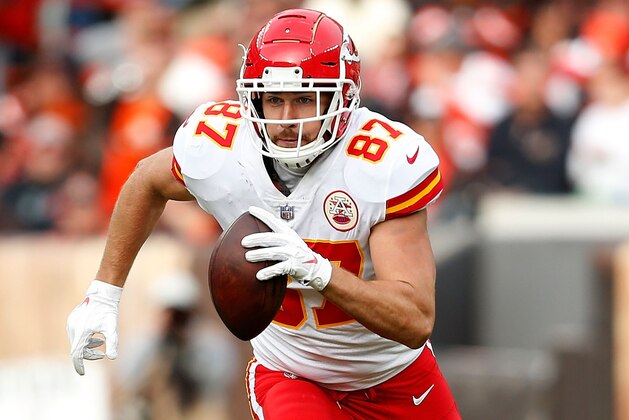 CLEVELAND, OH - NOVEMBER 4:  Travis Kelce #87 of the Kansas City Chiefs runs with the ball during the game against the Cleveland Browns at FirstEnergy Stadium on November 4, 2018 in Cleveland, Ohio. (Photo by Kirk Irwin/Getty Images)