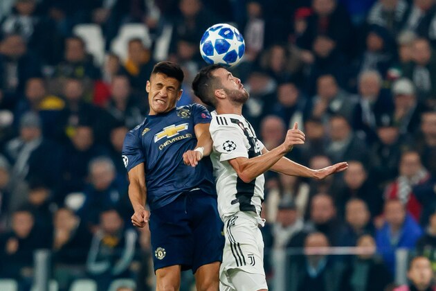 TURIN, ITALY - NOVEMBER 07: Alexis Sanchez of Manchester United and Miralem Pjanic of Juventus battle for the ball during the Group H match of the UEFA Champions League between Juventus and Manchester United at  on November 7, 2018 in Turin, Italy. (Photo by TF-Images/Getty Images)