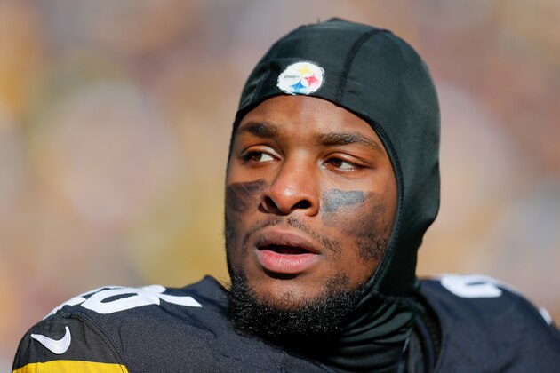 PITTSBURGH, PA - JANUARY 14:  Le'Veon Bell #26 of the Pittsburgh Steelers looks on against the Jacksonville Jaguars during the first half of the AFC Divisional Playoff game at Heinz Field on January 14, 2018 in Pittsburgh, Pennsylvania.  (Photo by Kevin C. Cox/Getty Images)