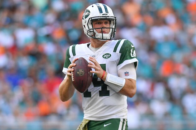 MIAMI, FL - NOVEMBER 04: Sam Darnold #14 of the New York Jets in action against the Miami Dolphins at Hard Rock Stadium on November 4, 2018 in Miami, Florida. (Photo by Mark Brown/Getty Images)