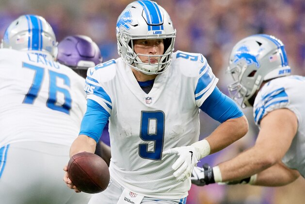 MINNEAPOLIS, MN - NOVEMBER 4: Matthew Stafford #9 of the Detroit Lions looks to hand off the ball against the Minnesota Vikings during the game at U.S. Bank Stadium on November 4, 2018 in Minneapolis, Minnesota. (Photo by Hannah Foslien/Getty Images)