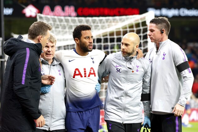 WOLVERHAMPTON, ENGLAND - NOVEMBER 03:  Mousa Dembele of Tottenham Hotspur is led off the pitch injured during the Premier League match between Wolverhampton Wanderers and Tottenham Hotspur at Molineux on November 3, 2018 in Wolverhampton, United Kingdom.  (Photo by Lynne Cameron/Getty Images)